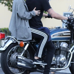 Exclusif - Miley Cyrus et son compagnon Cody Simpson sortent dîner avec la moto vintage de Cody à Calabasas le 23 janvier 2020.