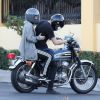 Exclusif - Miley Cyrus et son compagnon Cody Simpson sortent dîner avec la moto vintage de Cody à Calabasas le 23 janvier 2020.