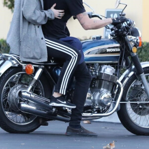 Exclusif - Miley Cyrus et son compagnon Cody Simpson sortent dîner avec la moto vintage de Cody à Calabasas le 23 janvier 2020.
