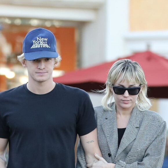 Exclusif - Miley Cyrus et son compagnon Cody Simpson sortent dîner avec la moto vintage de Cody à Calabasas le 23 janvier 2020.