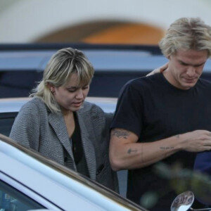 Exclusif - Miley Cyrus et son compagnon Cody Simpson sortent dîner avec la moto vintage de Cody à Calabasas le 23 janvier 2020.