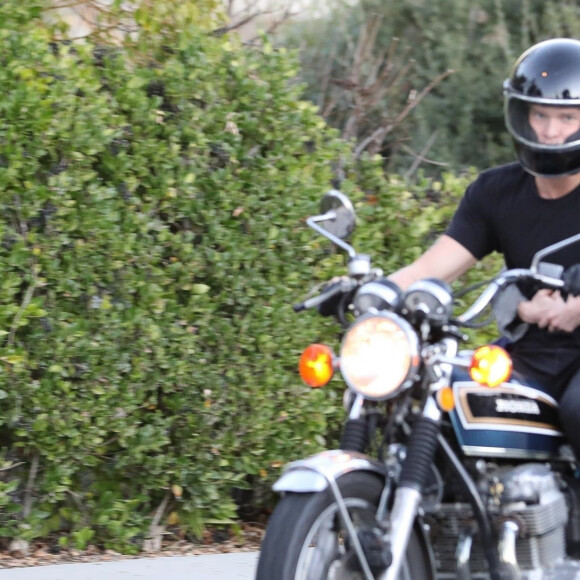 Exclusif - Miley Cyrus et son compagnon Cody Simpson sortent dîner avec la moto vintage de Cody à Calabasas le 23 janvier 2020.