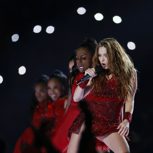 Shakira et Jennifer Lopez assurent le show lors de la mi-temps du 54 ème Super Bowl au Hard Rock Stadium à Miami, le 2 février 2020. D. Lovato a chanté l'hymne national avant le début du match. Les Chiefs de Kansas City remportent le Super Bowl (31 - 20) face aux 49ers de San Francisco au Hard Rock Stadium de Miami, le 2 février 2020. La victoire a été remporté notamment grâce au quarterback P. Mahomes (15).  Shakira and Jennifer Lopez perform during the Pepsi Super Bowl LIV Halftime Show at Hard Rock Stadium. Miami. February 2, 2020.02/02/2020 - Miami
