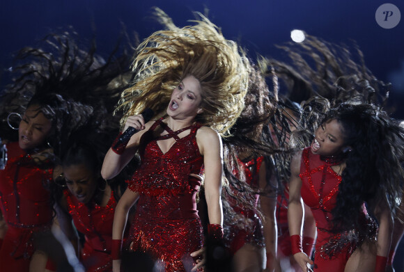 Shakira et Jennifer Lopez assurent le show lors de la mi-temps du 54 ème Super Bowl au Hard Rock Stadium à Miami, le 2 février 2020. D. Lovato a chanté l'hymne national avant le début du match. Les Chiefs de Kansas City remportent le Super Bowl (31 - 20) face aux 49ers de San Francisco au Hard Rock Stadium de Miami, le 2 février 2020. La victoire a été remporté notamment grâce au quarterback P. Mahomes (15).  Shakira and Jennifer Lopez perform during the Pepsi Super Bowl LIV Halftime Show at Hard Rock Stadium. Miami. February 2, 2020.02/02/2020 - Miami