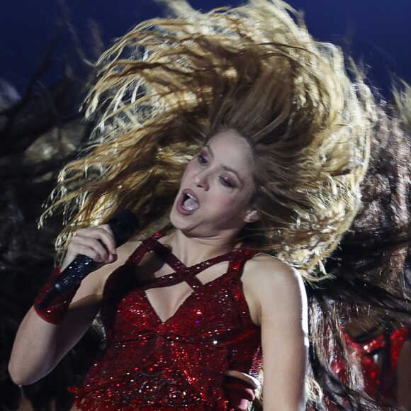 Shakira et Jennifer Lopez assurent le show lors de la mi-temps du 54 ème Super Bowl au Hard Rock Stadium à Miami, le 2 février 2020. D. Lovato a chanté l'hymne national avant le début du match. Les Chiefs de Kansas City remportent le Super Bowl (31 - 20) face aux 49ers de San Francisco au Hard Rock Stadium de Miami, le 2 février 2020. La victoire a été remporté notamment grâce au quarterback P. Mahomes (15).  Shakira and Jennifer Lopez perform during the Pepsi Super Bowl LIV Halftime Show at Hard Rock Stadium. Miami. February 2, 2020.02/02/2020 - Miami