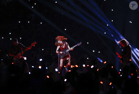 Shakira et Jennifer Lopez assurent le show lors de la mi-temps du 54 ème Super Bowl au Hard Rock Stadium à Miami, le 2 février 2020. D. Lovato a chanté l'hymne national avant le début du match. Les Chiefs de Kansas City remportent le Super Bowl (31 - 20) face aux 49ers de San Francisco au Hard Rock Stadium de Miami, le 2 février 2020. La victoire a été remporté notamment grâce au quarterback P. Mahomes (15).  Shakira and Jennifer Lopez perform during the Pepsi Super Bowl LIV Halftime Show at Hard Rock Stadium. Miami. February 2, 2020.02/02/2020 - Miami