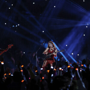 Shakira et Jennifer Lopez assurent le show lors de la mi-temps du 54 ème Super Bowl au Hard Rock Stadium à Miami, le 2 février 2020. D. Lovato a chanté l'hymne national avant le début du match. Les Chiefs de Kansas City remportent le Super Bowl (31 - 20) face aux 49ers de San Francisco au Hard Rock Stadium de Miami, le 2 février 2020. La victoire a été remporté notamment grâce au quarterback P. Mahomes (15).  Shakira and Jennifer Lopez perform during the Pepsi Super Bowl LIV Halftime Show at Hard Rock Stadium. Miami. February 2, 2020.02/02/2020 - Miami