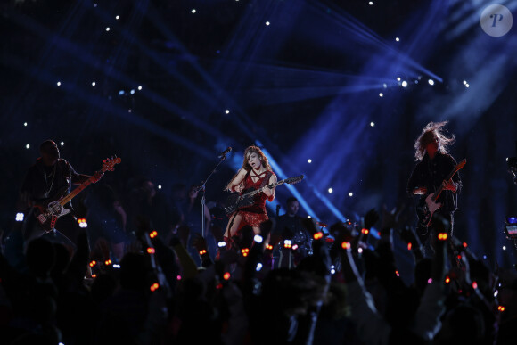 Shakira et Jennifer Lopez assurent le show lors de la mi-temps du 54 ème Super Bowl au Hard Rock Stadium à Miami, le 2 février 2020. D. Lovato a chanté l'hymne national avant le début du match. Les Chiefs de Kansas City remportent le Super Bowl (31 - 20) face aux 49ers de San Francisco au Hard Rock Stadium de Miami, le 2 février 2020. La victoire a été remporté notamment grâce au quarterback P. Mahomes (15).  Shakira and Jennifer Lopez perform during the Pepsi Super Bowl LIV Halftime Show at Hard Rock Stadium. Miami. February 2, 2020.02/02/2020 - Miami