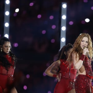 Shakira et Jennifer Lopez assurent le show lors de la mi-temps du 54 ème Super Bowl au Hard Rock Stadium à Miami, le 2 février 2020. D. Lovato a chanté l'hymne national avant le début du match. Les Chiefs de Kansas City remportent le Super Bowl (31 - 20) face aux 49ers de San Francisco au Hard Rock Stadium de Miami, le 2 février 2020. La victoire a été remporté notamment grâce au quarterback P. Mahomes (15).  Shakira and Jennifer Lopez perform during the Pepsi Super Bowl LIV Halftime Show at Hard Rock Stadium. Miami. February 2, 2020.02/02/2020 - Miami