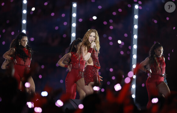 Shakira et Jennifer Lopez assurent le show lors de la mi-temps du 54 ème Super Bowl au Hard Rock Stadium à Miami, le 2 février 2020. D. Lovato a chanté l'hymne national avant le début du match. Les Chiefs de Kansas City remportent le Super Bowl (31 - 20) face aux 49ers de San Francisco au Hard Rock Stadium de Miami, le 2 février 2020. La victoire a été remporté notamment grâce au quarterback P. Mahomes (15).  Shakira and Jennifer Lopez perform during the Pepsi Super Bowl LIV Halftime Show at Hard Rock Stadium. Miami. February 2, 2020.02/02/2020 - Miami