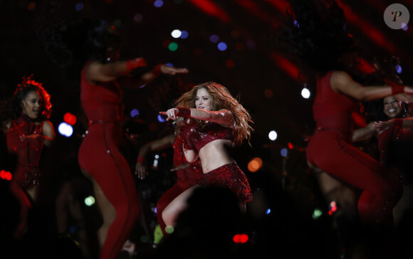 Shakira et Jennifer Lopez assurent le show lors de la mi-temps du 54 ème Super Bowl au Hard Rock Stadium à Miami, le 2 février 2020. D. Lovato a chanté l'hymne national avant le début du match. Les Chiefs de Kansas City remportent le Super Bowl (31 - 20) face aux 49ers de San Francisco au Hard Rock Stadium de Miami, le 2 février 2020. La victoire a été remporté notamment grâce au quarterback P. Mahomes (15).  Shakira and Jennifer Lopez perform during the Pepsi Super Bowl LIV Halftime Show at Hard Rock Stadium. Miami. February 2, 2020.02/02/2020 - Miami