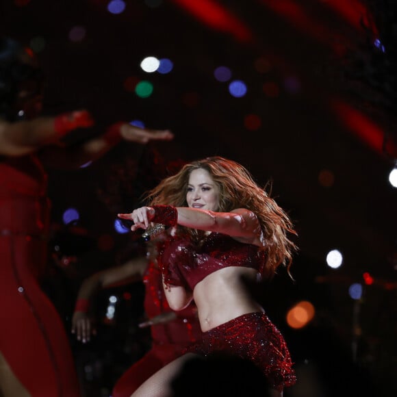 Shakira et Jennifer Lopez assurent le show lors de la mi-temps du 54 ème Super Bowl au Hard Rock Stadium à Miami, le 2 février 2020. D. Lovato a chanté l'hymne national avant le début du match. Les Chiefs de Kansas City remportent le Super Bowl (31 - 20) face aux 49ers de San Francisco au Hard Rock Stadium de Miami, le 2 février 2020. La victoire a été remporté notamment grâce au quarterback P. Mahomes (15).  Shakira and Jennifer Lopez perform during the Pepsi Super Bowl LIV Halftime Show at Hard Rock Stadium. Miami. February 2, 2020.02/02/2020 - Miami