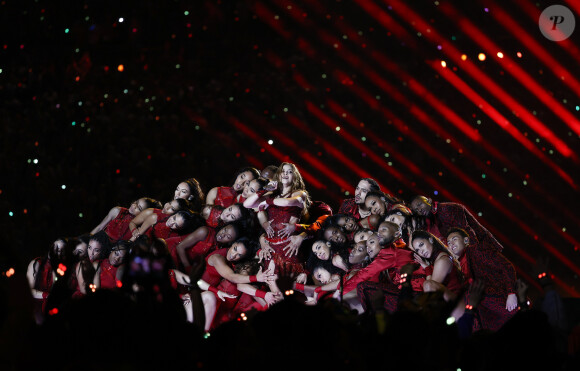 Shakira et Jennifer Lopez assurent le show lors de la mi-temps du 54 ème Super Bowl au Hard Rock Stadium à Miami, le 2 février 2020. D. Lovato a chanté l'hymne national avant le début du match. Les Chiefs de Kansas City remportent le Super Bowl (31 - 20) face aux 49ers de San Francisco au Hard Rock Stadium de Miami, le 2 février 2020. La victoire a été remporté notamment grâce au quarterback P. Mahomes (15).  Shakira and Jennifer Lopez perform during the Pepsi Super Bowl LIV Halftime Show at Hard Rock Stadium. Miami. February 2, 2020.02/02/2020 - Miami
