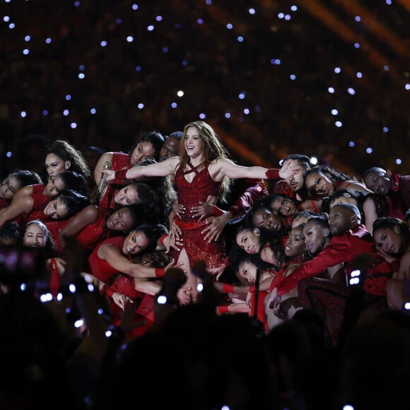 Shakira et Jennifer Lopez assurent le show lors de la mi-temps du 54 ème Super Bowl au Hard Rock Stadium à Miami, le 2 février 2020. D. Lovato a chanté l'hymne national avant le début du match. Les Chiefs de Kansas City remportent le Super Bowl (31 - 20) face aux 49ers de San Francisco au Hard Rock Stadium de Miami, le 2 février 2020. La victoire a été remporté notamment grâce au quarterback P. Mahomes (15).  Shakira and Jennifer Lopez perform during the Pepsi Super Bowl LIV Halftime Show at Hard Rock Stadium. Miami. February 2, 2020.02/02/2020 - Miami