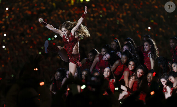 Shakira et Jennifer Lopez assurent le show lors de la mi-temps du 54 ème Super Bowl au Hard Rock Stadium à Miami, le 2 février 2020. D. Lovato a chanté l'hymne national avant le début du match. Les Chiefs de Kansas City remportent le Super Bowl (31 - 20) face aux 49ers de San Francisco au Hard Rock Stadium de Miami, le 2 février 2020. La victoire a été remporté notamment grâce au quarterback P. Mahomes (15).  Shakira and Jennifer Lopez perform during the Pepsi Super Bowl LIV Halftime Show at Hard Rock Stadium. Miami. February 2, 2020.02/02/2020 - Miami