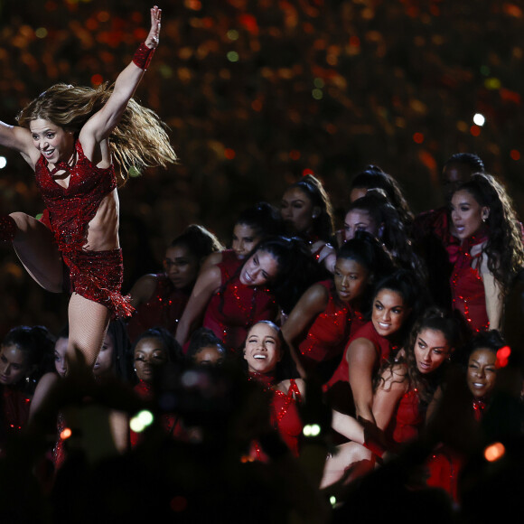 Shakira et Jennifer Lopez assurent le show lors de la mi-temps du 54 ème Super Bowl au Hard Rock Stadium à Miami, le 2 février 2020. D. Lovato a chanté l'hymne national avant le début du match. Les Chiefs de Kansas City remportent le Super Bowl (31 - 20) face aux 49ers de San Francisco au Hard Rock Stadium de Miami, le 2 février 2020. La victoire a été remporté notamment grâce au quarterback P. Mahomes (15).  Shakira and Jennifer Lopez perform during the Pepsi Super Bowl LIV Halftime Show at Hard Rock Stadium. Miami. February 2, 2020.02/02/2020 - Miami