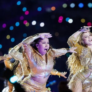 Shakira et Jennifer Lopez assurent le show lors de la mi-temps du 54 ème Super Bowl au Hard Rock Stadium à Miami, le 2 février 2020. D. Lovato a chanté l'hymne national avant le début du match. Les Chiefs de Kansas City remportent le Super Bowl (31 - 20) face aux 49ers de San Francisco au Hard Rock Stadium de Miami, le 2 février 2020. La victoire a été remporté notamment grâce au quarterback P. Mahomes (15).  Shakira and Jennifer Lopez perform during the Pepsi Super Bowl LIV Halftime Show at Hard Rock Stadium. Miami. February 2, 2020.02/02/2020 - Miami