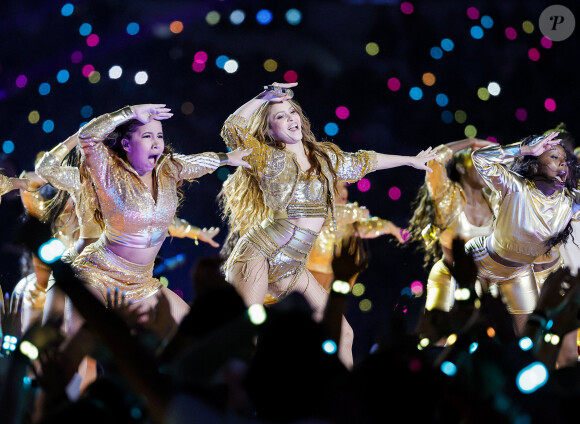 Shakira et Jennifer Lopez assurent le show lors de la mi-temps du 54 ème Super Bowl au Hard Rock Stadium à Miami, le 2 février 2020. D. Lovato a chanté l'hymne national avant le début du match. Les Chiefs de Kansas City remportent le Super Bowl (31 - 20) face aux 49ers de San Francisco au Hard Rock Stadium de Miami, le 2 février 2020. La victoire a été remporté notamment grâce au quarterback P. Mahomes (15).  Shakira and Jennifer Lopez perform during the Pepsi Super Bowl LIV Halftime Show at Hard Rock Stadium. Miami. February 2, 2020.02/02/2020 - Miami