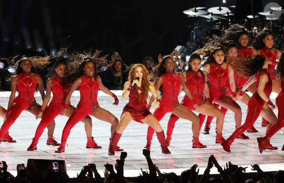 Shakira et Jennifer Lopez assurent le show lors de la mi-temps du 54 ème Super Bowl au Hard Rock Stadium à Miami, le 2 février 2020. D. Lovato a chanté l'hymne national avant le début du match. Les Chiefs de Kansas City remportent le Super Bowl (31 - 20) face aux 49ers de San Francisco au Hard Rock Stadium de Miami, le 2 février 2020. La victoire a été remporté notamment grâce au quarterback P. Mahomes (15).  Shakira and Jennifer Lopez perform during the Pepsi Super Bowl LIV Halftime Show at Hard Rock Stadium. Miami. February 2, 2020.02/02/2020 - Miami
