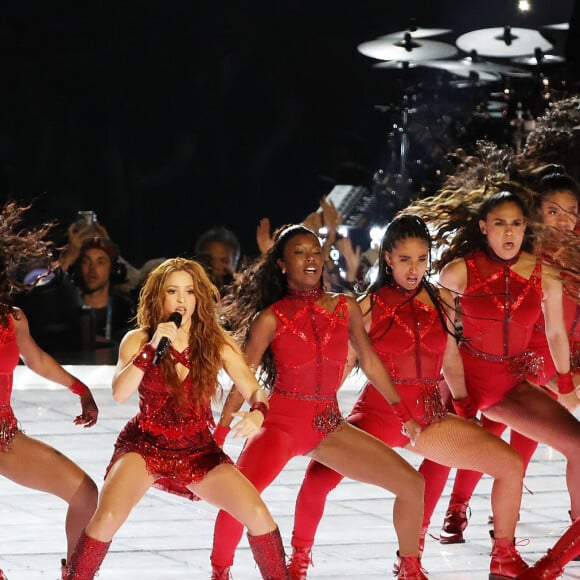 Shakira et Jennifer Lopez assurent le show lors de la mi-temps du 54 ème Super Bowl au Hard Rock Stadium à Miami, le 2 février 2020. D. Lovato a chanté l'hymne national avant le début du match. Les Chiefs de Kansas City remportent le Super Bowl (31 - 20) face aux 49ers de San Francisco au Hard Rock Stadium de Miami, le 2 février 2020. La victoire a été remporté notamment grâce au quarterback P. Mahomes (15).  Shakira and Jennifer Lopez perform during the Pepsi Super Bowl LIV Halftime Show at Hard Rock Stadium. Miami. February 2, 2020.02/02/2020 - Miami