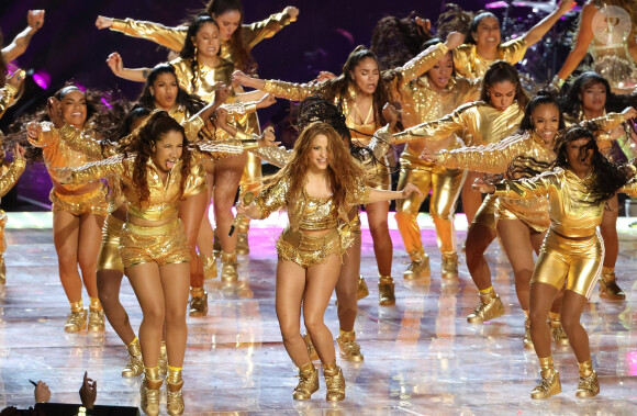 Shakira et Jennifer Lopez assurent le show lors de la mi-temps du 54 ème Super Bowl au Hard Rock Stadium à Miami, le 2 février 2020. D. Lovato a chanté l'hymne national avant le début du match. Les Chiefs de Kansas City remportent le Super Bowl (31 - 20) face aux 49ers de San Francisco au Hard Rock Stadium de Miami, le 2 février 2020. La victoire a été remporté notamment grâce au quarterback P. Mahomes (15).  Shakira and Jennifer Lopez perform during the Pepsi Super Bowl LIV Halftime Show at Hard Rock Stadium. Miami. February 2, 2020.02/02/2020 - Miami