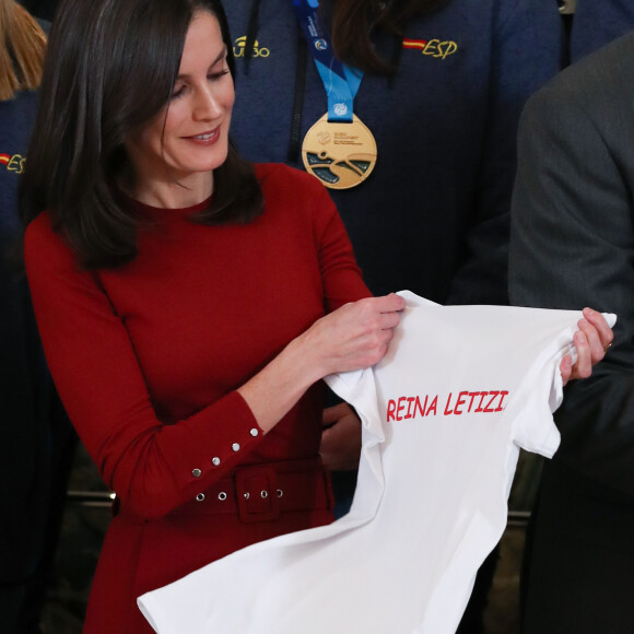 Le roi Felipe VI et la reine Letizia d'Espagne ont reçu en cadeaux des maillots floqués à leurs noms lors de la réception des équipes espagnoles championne d'Europe et vice-championne d'Europe de water-polo, de retour de l'Euro à Budapest, au palais de la Zarzuela à Madrid le 31 janvier 2020.