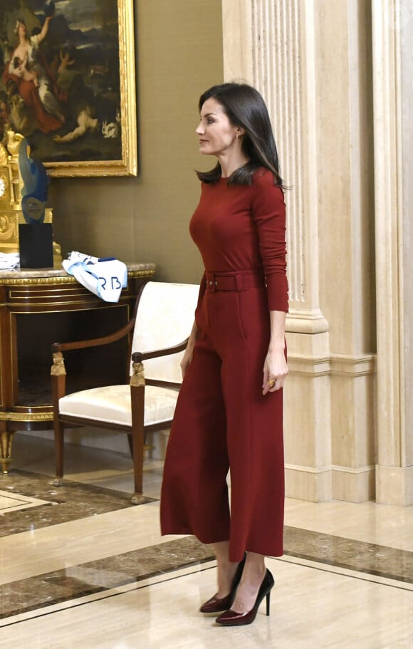 La reine Letizia d'Espagne, dans un ensemble Hugo Boss, lors de la réception des équipes espagnoles championne d'Europe et vice-championne d'Europe de water-polo, de retour de l'Euro à Budapest, au palais de la Zarzuela à Madrid le 31 janvier 2020.