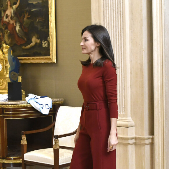 La reine Letizia d'Espagne, dans un ensemble Hugo Boss, lors de la réception des équipes espagnoles championne d'Europe et vice-championne d'Europe de water-polo, de retour de l'Euro à Budapest, au palais de la Zarzuela à Madrid le 31 janvier 2020.