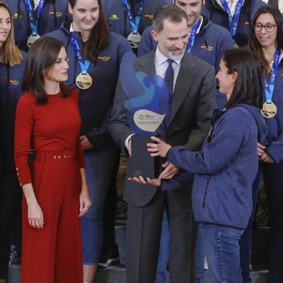 Le roi Felipe VI et la reine Letizia d'Espagne recevaient les équipes espagnoles championne d'Europe et vice-championne d'Europe de water-polo, de retour de l'Euro à Budapest, au palais de la Zarzuela à Madrid le 31 janvier 2020.