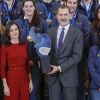 Le roi Felipe VI - qui pose ici avec le trophée - et la reine Letizia d'Espagne recevaient les équipes espagnoles championne d'Europe et vice-championne d'Europe de water-polo, de retour de l'Euro à Budapest, au palais de la Zarzuela à Madrid le 31 janvier 2020.