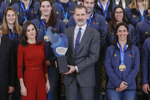 Le roi Felipe VI - qui pose ici avec le trophée - et la reine Letizia d'Espagne recevaient les équipes espagnoles championne d'Europe et vice-championne d'Europe de water-polo, de retour de l'Euro à Budapest, au palais de la Zarzuela à Madrid le 31 janvier 2020.