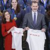 Le roi Felipe VI et la reine Letizia d'Espagne ont reçu en cadeaux des maillots floqués à leurs noms lors de la réception des équipes espagnoles championne d'Europe et vice-championne d'Europe de water-polo, de retour de l'Euro à Budapest, au palais de la Zarzuela à Madrid le 31 janvier 2020.