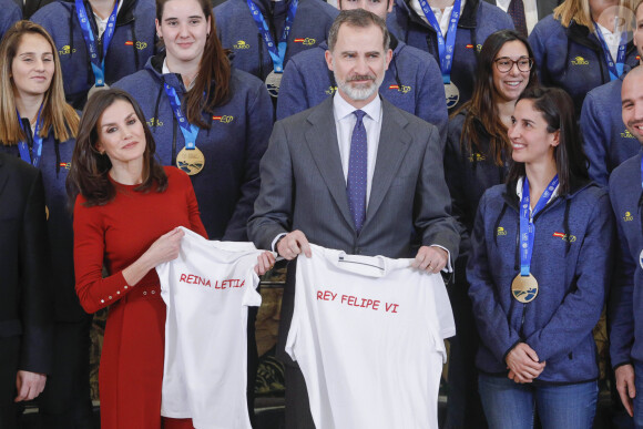 Le roi Felipe VI et la reine Letizia d'Espagne ont reçu en cadeaux des maillots floqués à leurs noms lors de la réception des équipes espagnoles championne d'Europe et vice-championne d'Europe de water-polo, de retour de l'Euro à Budapest, au palais de la Zarzuela à Madrid le 31 janvier 2020.