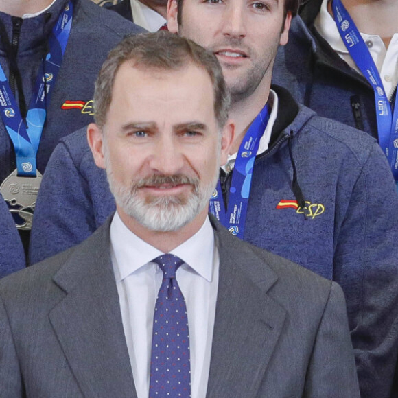 Le roi Felipe VI et la reine Letizia d'Espagne ont reçu en cadeaux des maillots floqués à leurs noms lors de la réception des équipes espagnoles championne d'Europe et vice-championne d'Europe de water-polo, de retour de l'Euro à Budapest, au palais de la Zarzuela à Madrid le 31 janvier 2020.