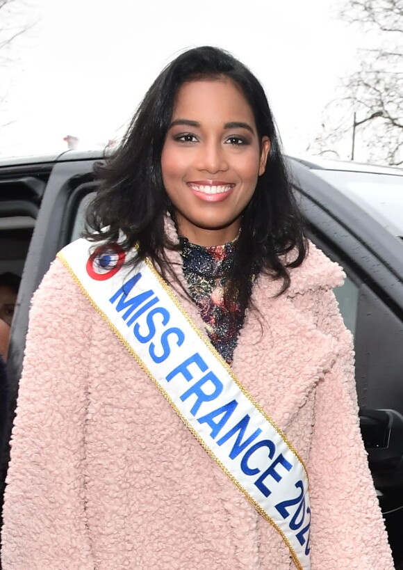 Exclusif - Clémence Botino (Miss France 2020) se rend au siège du groupe TF1 à Boulogne-Billancourt le 16 décembre 2019. Née à Baie-Mahault en Guadeloupe, la jeune brune, qui mesure 1m75 est en première année de master d'histoire des arts à la Sorbonne.
