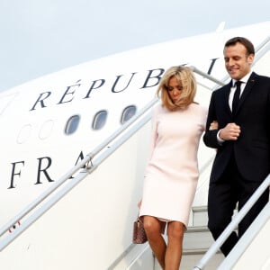 Brigitte Macron, Première dame et son mari Emmanuel Macron, président de la République française - Déplacement en Côte d'Ivoire - Arrivée du Président de la République et de sa femme à l'aéroport international Félix Houphouët Boigny à Abidjan le 20 décembre 2019. © Dominique Jacovides / Bestimage