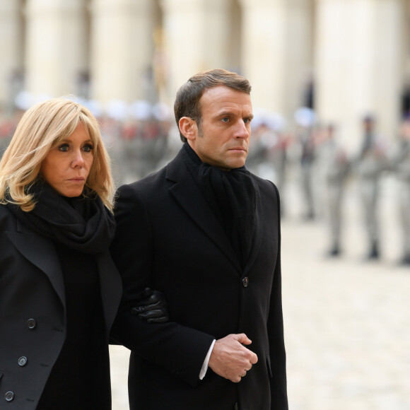 Le président Emmanuel Macron et sa femme Brigitte Macron - Hommage national rendu aux treize militaires morts pour la France en opérations extérieures, dans la cour de l'Hôtel national des Invalides à Paris, le 2 décembre 2019. © Jacques Witt / Pool / Bestimage