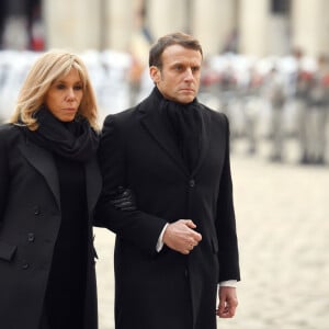 Emmanuel Macron, président et sa femme Brigitte Macron - Hommage national rendu aux treize militaires morts pour la France en opérations extérieures, dans la cour de l'Hôtel national des Invalides à Paris, le 2 décembre 2019. ©Jacques Witt / Pool / Bestimage