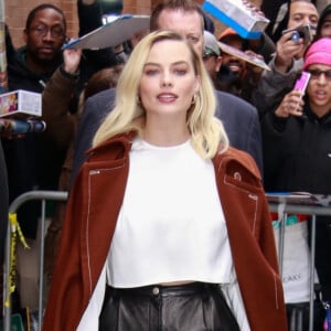 Margot Robbie est élégante dans un pantalon en cuir noir, une chemise blanche et un manteau marron durant la promotion de "Birds of Prey" lors de divers talk-shows du matin à New York, le 4 février 2020.