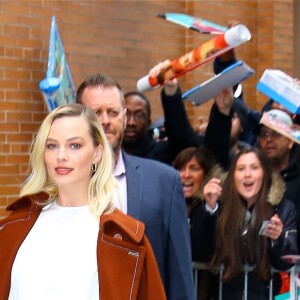 Margot Robbie est élégante dans un pantalon en cuir noir, une chemise blanche et un manteau marron durant la promotion de "Birds of Prey" lors de divers talk-shows du matin à New York, le 4 février 2020.
