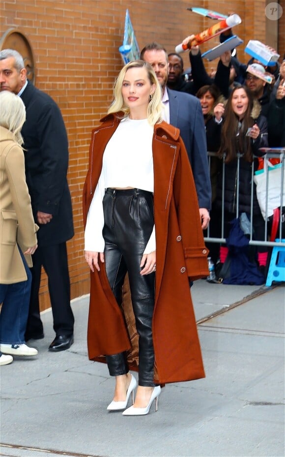 Margot Robbie est élégante dans un pantalon en cuir noir, une chemise blanche et un manteau marron durant la promotion de "Birds of Prey" lors de divers talk-shows du matin à New York, le 4 février 2020.