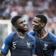 Samuel Umtiti et Paul Pogba - L'équipe de France célèbre son deuxième titre de Champion du Monde sur la pelouse du stade Loujniki après leur victoire sur la Croatie (4-2) en finale de la Coupe du Monde 2018 (FIFA World Cup Russia2018), le 15 juillet 2018.