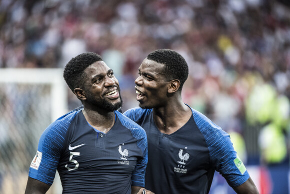 Samuel Umtiti et Paul Pogba - L'équipe de France célèbre son deuxième titre de Champion du Monde sur la pelouse du stade Loujniki après leur victoire sur la Croatie (4-2) en finale de la Coupe du Monde 2018 (FIFA World Cup Russia2018), le 15 juillet 2018.