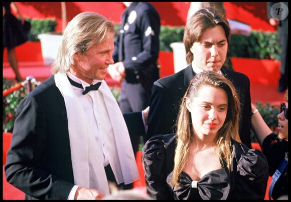 Archives- Jon Voight, son fils et Angelina Jolie lors des Oscars en 1988 à Los Angeles. 