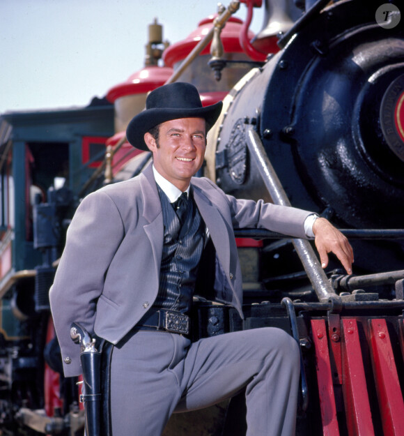 Robert Conrad lors du tournage des "Mystères de l'Ouest" en 1965. © JLPPA/Bestimage
