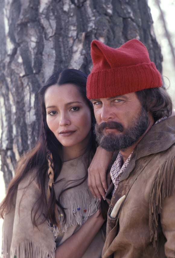 Robert Conrad lors du tournage de la série "Colorado" avec Barbara Carrera en 1978. © JLPPA/Bestimage