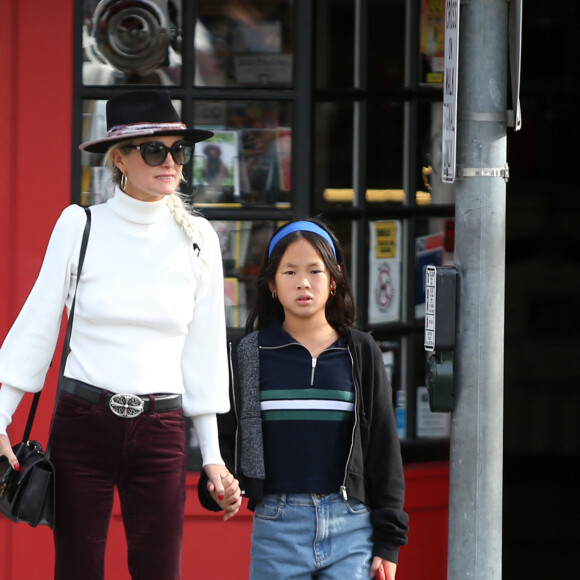 Exclusif - Laeticia Hallyday et ses filles Jade et Joy font du shopping dans une boutique de sport à Santa Monica le 18 janvier 2020.
