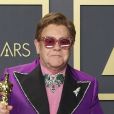 Elton John, lauréat de la meilleure chanson originale pour "(I'm Gonna) Love Me Again, Rocketman" au photocall de la Press Room de la 92ème cérémonie des Oscars 2020 au Hollywood and Highland à Los Angeles, Californie, Etats-Unis, le 9 février 2020.