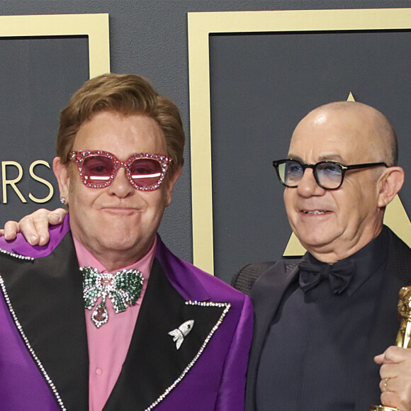 Elton John et Bernie Taupin, lauréats de la meilleure chanson originale pour "(I'm Gonna) Love Me Again, Rocketman" au photocall de la Press Room de la 92ème cérémonie des Oscars 2020 au Hollywood and Highland à Los Angeles, Californie, Etats-Unis, le 9 février 2020.