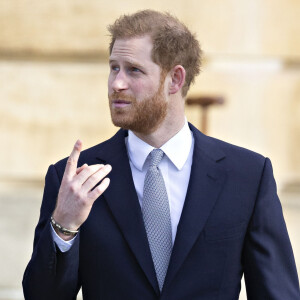 Le prince Harry rencontre des jeunes joueurs de rugby dans les jardins du palais de Buckhingam à Londres le 16 janvier 2020.